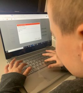 Bambino che utilizza pc